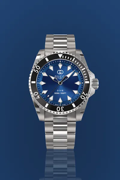 Úr með blárri skífu